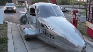 مردی که هواپیما را به یک ماشین مسابقه با مجوز رانندگی در خیابان تبدیل کرد!