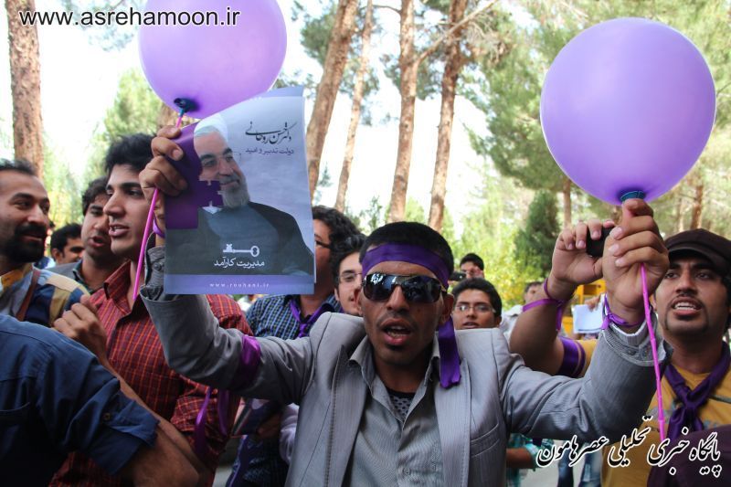 هواداران حسن روحانی در فرودگاه زاهدان- نمادهای نتخاباتی بفنش