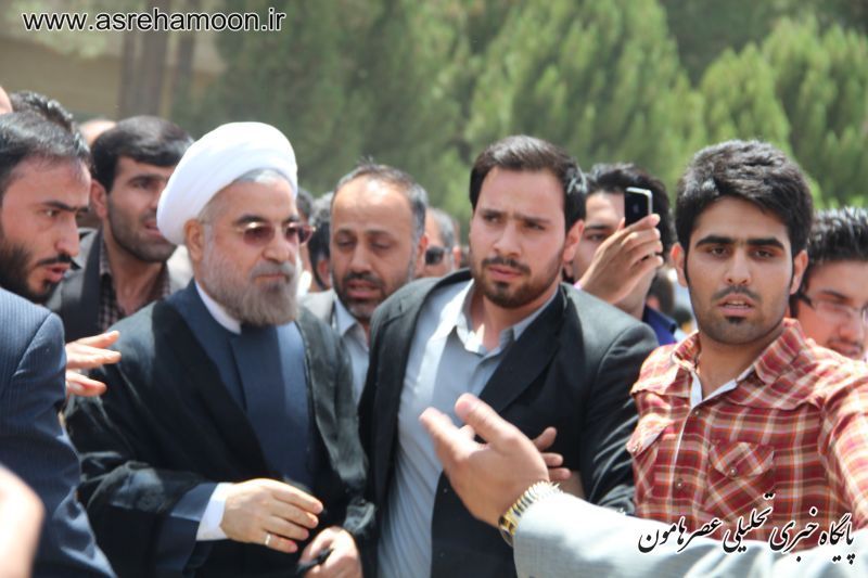 استقبال هوادارن از حسن روحانی در فرودگاه زاهدان