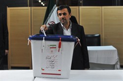 احمدی نژاد رای خود را به صندوق انداخت