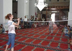 آموزش مختلط بدمینتون به دختران و پسران در داخل مسجد!/عکس