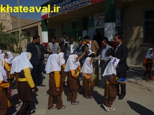 توزیع لوازم التحریر با نقش های ایرانی در مدارس زاهدان