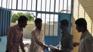 توزیع لوازم التحریر بین دانش آموزان تحت پوشش کمیته امداد زرآباد