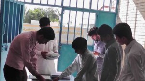 توزیع لوازم التحریر بین دانش آموزان تحت پوشش کمیته امداد زرآباد