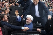 محافظت از حسن روحانی با کیف ضدگلوله +عکس