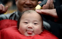 مراسم کوتاه کردن موهای کودکان در چین + تصاویر