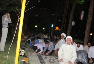 عصبانیت دانشجویان ارزشی دانشگاه سیستان و بلوچستان از پلمپ شدن مسجد/ نماز بر روی زمین برگزار شد