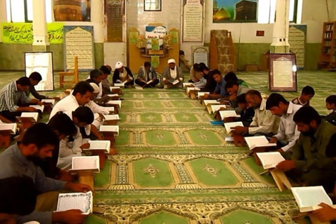 برگزاری محفل انس و جزء خوانی قرآن کریم در مسجد الغدیر هیرمند