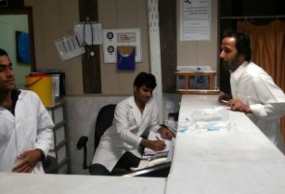 طرح ویزیت رایگان بیماران روزه دار در لیالی قدر در خاش اجرا شد + تصاویر