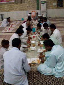 برپایی سفره افطاری در مصلی شهرستان دلگان
