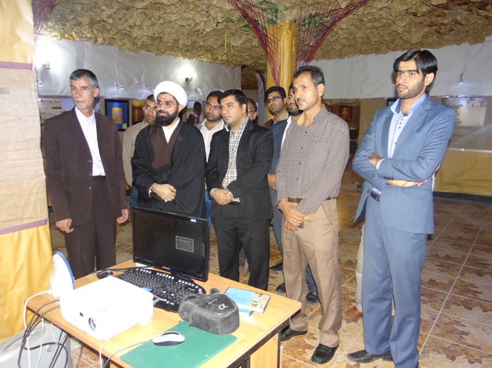 بازدید حجت الاسلام کیخا از نمایشگاه نور و قلم دانشگاه زابل