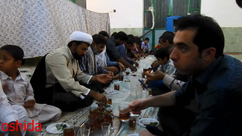 برپایی ضیافت افطاری در اخرین روزهای ماه پر برکت رمضان در شهرستان هیرمند