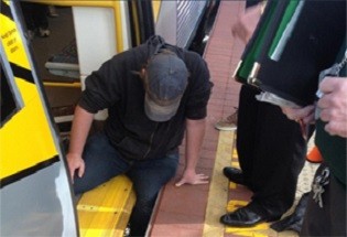 لحظه نجات مردی که پایش بین واگن و سکو قطار گیر افتاد + فیلم