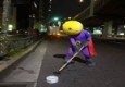 سوپر قهرمان نظافتچی در خیابان های توکیو +عکس