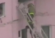 لحظه سقوط فردی که دستش از دستان آتش‌نشان رها می‌شود + فیلم