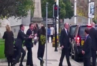 تصاویر حمله به نخست وزیر انگلیس