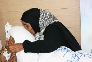 لحظات ناب و دیدنی وداع مادر یک شهید با فرزندش+عکس فیلم