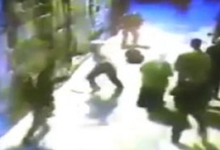 حمله یک جوان فلسطینی به دو پلیس اسرائیلی با چاقو + فیلم