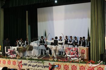 اجرای مراسم سنتی رقص شمشیر در اختتامیه چهارمین جشنواره شعر انقلاب