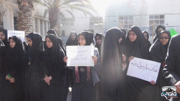 تجمع دانش آموزان خاشی در اعتراض به اهانت به پیامبر اسلام (ص)
