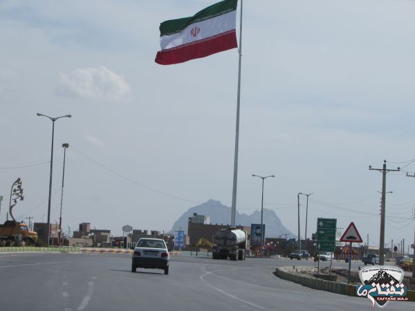 نصب پرچم ۴۰ متری در ورودی شهر خاش