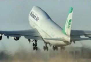 فرود پر ریسک بوئینگ 747 ماهان ایر + فیلم