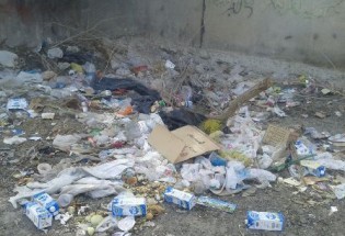 زباله های سرگردان در سراوان و بی مهری مسئولین به این امر /وقتی کوچه ها در محاصره زباله قرار می گیرند+تصویر