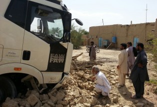 یک دستگاه کامیون با انحراف از مسیر اصلی وارد یک منزل مسکونی در ایرانشهر شد+تصویر