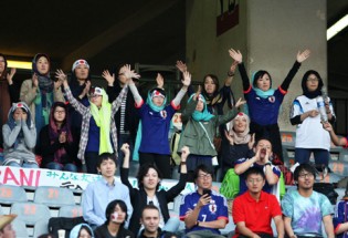 عکس/ حضور دختران با حجاب ژاپنی در ورزشگاه آزادی