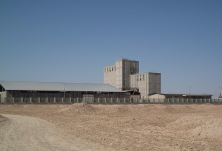 کارخانه ای که خاک و غبار جای تولید آرد را گرفته است/تنها کارخانه آرد انبار غله کشور همچنان در خواب