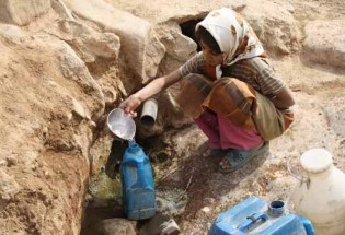 از وعده های توخالی مسئولان تا مصرف آب غیربهداشتی و بیماری زا توسط روستاییان/ شبکه آب روستایی هودیان فرسوده و قدیمی است