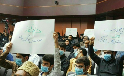 ​جمعی از مردم سیستان با ماسک به حضور ابتکار اعتراض کردند/ بانوی سبز هدیه دانشجویان را پس زد