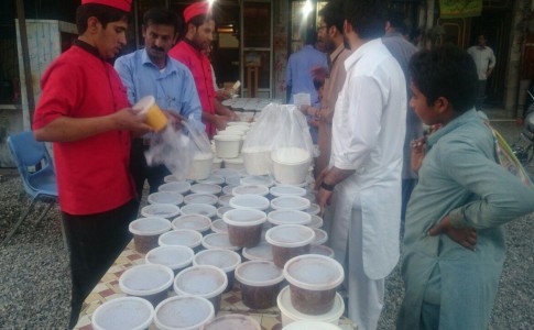 گزارش تصویری/ بازار داغ فروش آش و حلیم در خیابان های ایرانشهر