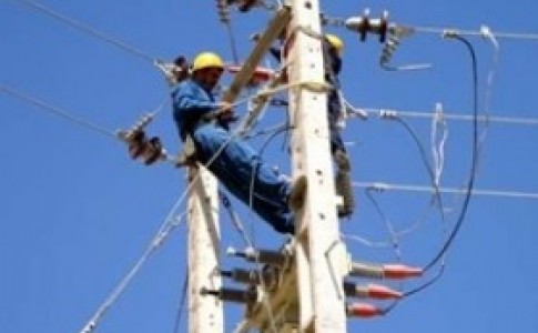 عمليات اصلاح و بهينه سازي شبكه هاي فرسوده برق مناطق مختلف شهرستان زابل وحومه انجام شد