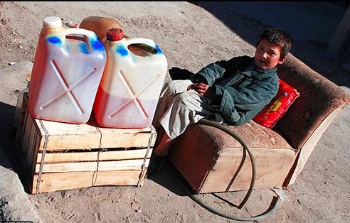 دفن رویاهای کودکانه لابه لای دبه های بنزین/ قاچاق سوخت در مشک های پلاستیکی