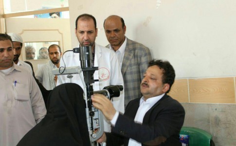 اقدام جهادی نماینده مردم ایرانشهر در حاشیه بازدید از بیمارستان صحرایی قصرقند+عکس