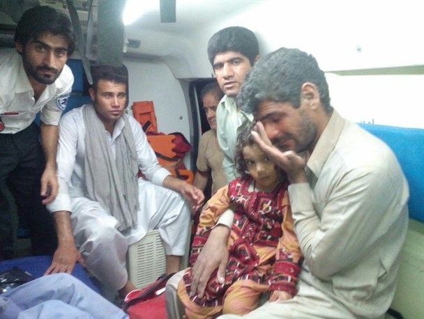 نجات خانواده گرفتار در سیلاب ایرانشهر
