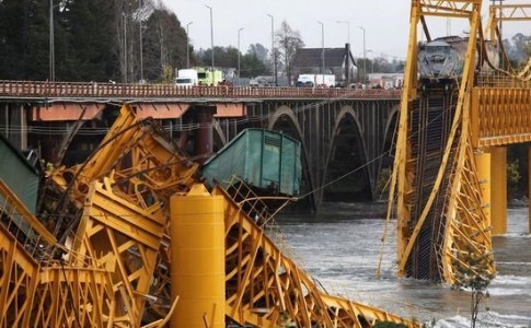 شکستن پل و سقوط قطار در جنوب شیلی