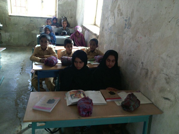گزارش تصویری/ توزیع لوازم التحریر و پوشاک در بین دانش آموزان بی بضاعت مدارس روستایی میرجاوه