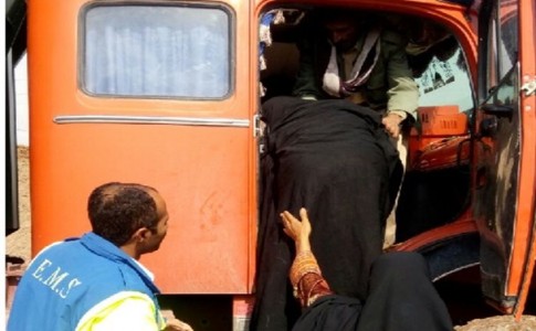نجات مادر باردار سیستانی و بلوچستانی گرفتار در سیلاب/ کامیونی در نقش آمبولانس+ تصاویر