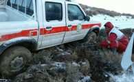 امداد رسانی نیروهای راهداری به خودروی هلال احمر گرفتار در برف منطقه تیلویی