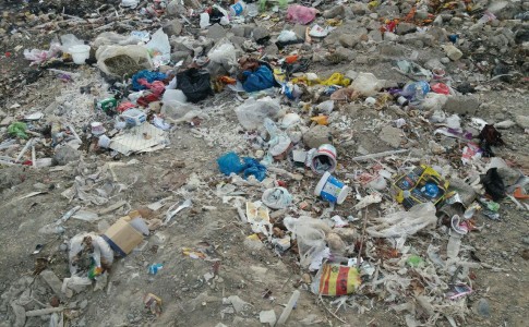وضعیت بهداشتی قابل تامل در برخی شهرهای جنوب شرق/ انباشت زباله در مسیرهای منتهی به مناطق تاریخی