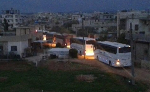 ورود ۹۹ دستگاه اتوبوس‌ به «فوعه و کفریا» / ۸ هزار شهروند تحت محاصره به «حلب» منتقل می‌شوند + تصاویر