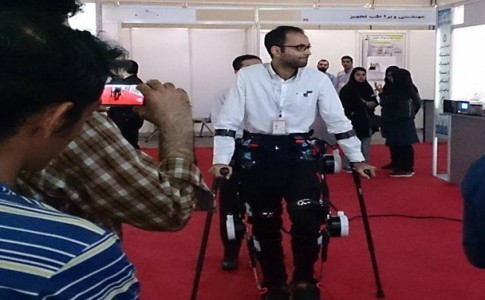اختراعی که راه رفتن معلولین قطع نخاعی را ممکن می‌کند/ کاهش عوارض بیماری‌های قطع نخاعی با ربات "اسکلت بیرونی پائین تنه"