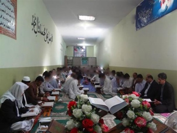 شرکت 27 نفر از زندانیان و پرسنل زندان خاش در کلاس های حفظ قرآن کریم + تصاویر
