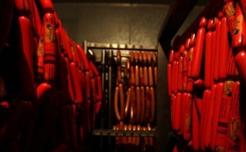 پلمپ کارخانه تولید سوسیس و کالباس در شمال کشور/ کشف نزدیک به ۴ تن گوشت فاسد