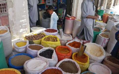 بازار رنگارنگ عطاری ها شلوغ تر از هر فصل دیگر/ماست و خرما جز لاینفک سفرهای افطار قوم بلوچ