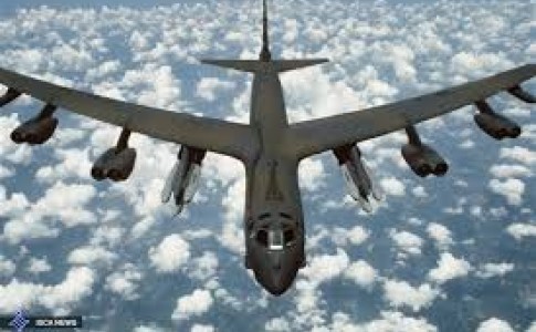 عکس/ لحظه رهگیری بمب افکن آمریکا توسط جنگنده سوخوی روسیه