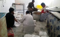 دست مهربان هلال احمر به یاری مستمندان شتافت/توزیع ۱۵۰ غذای گرم به فقرا در آستانه لیالی‌قدر