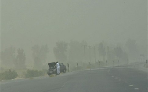 سایه ۳ روزه گرد و غبار در شهرستان دلگان/ گرما همراه با وزش باد شدید زندگی را طاقت فرسا کرده است